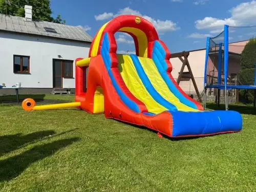 Obří nafukovací skluzavka a její pronájem