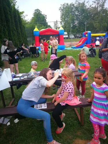 děti na akci, malování na obličej a skákací hrad