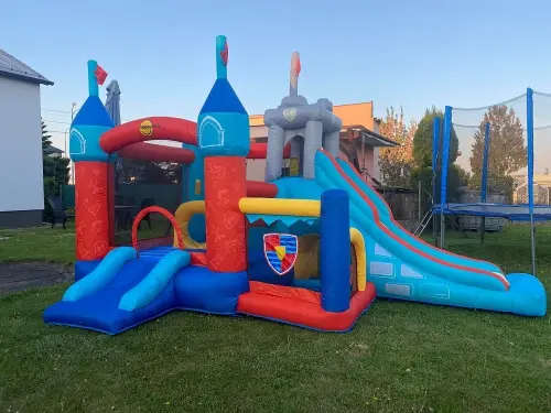 kombinovaný skákací hrad a trampolína pronájem