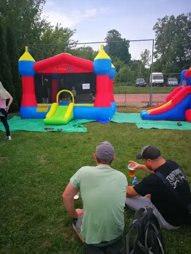 skákací hrad nejhrady.cz a dva dospělí muži