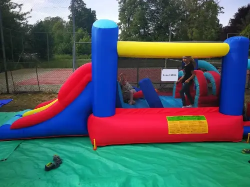 postavený skákací hrad boční pohled