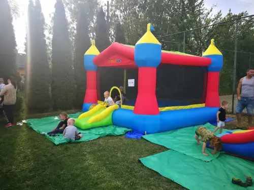 Skákací hrad s dětmi na pozemku