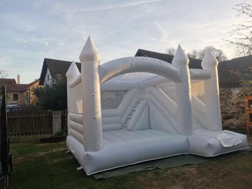 svatební hrad se skluzavkou