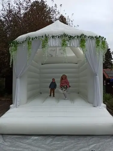 skákající děti na svatební hradu na svatbě