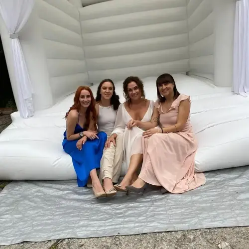družičky a nevěsta se fotí na svatebním nafukovacím hradu