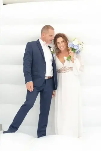 novomanželé se fotí na nafukovacím svatebním hradu