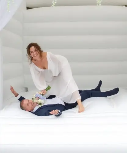 novomanželé se fotí na nafukovacím svatebním hradu