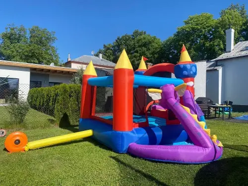 pronájem skákacího hradu dráček na pozemku