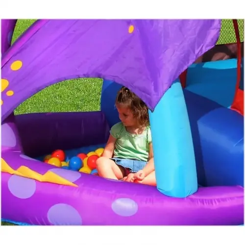 dítě ve skákacím hradu s balónky
