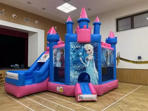 nafukovaci skakaci hrad v telocvicne