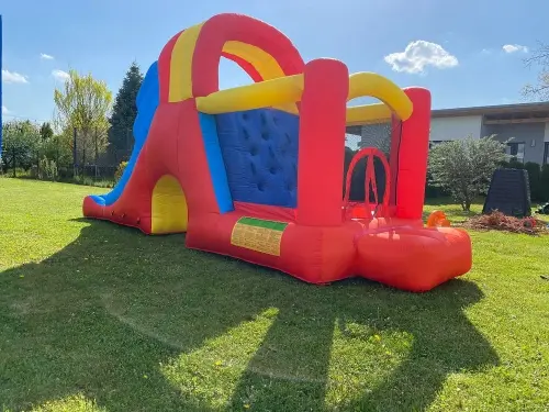 obří nafukovací skákací hrad na trávě