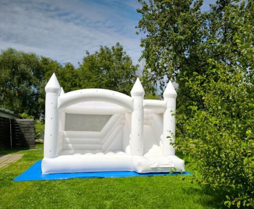 bilý skakaci hrad se skluzavkou