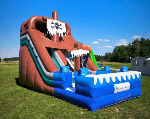 Skákací hrad pirátská skluzavka