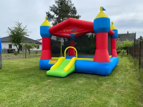 Obří skákací hrad pronájem na zahradě
